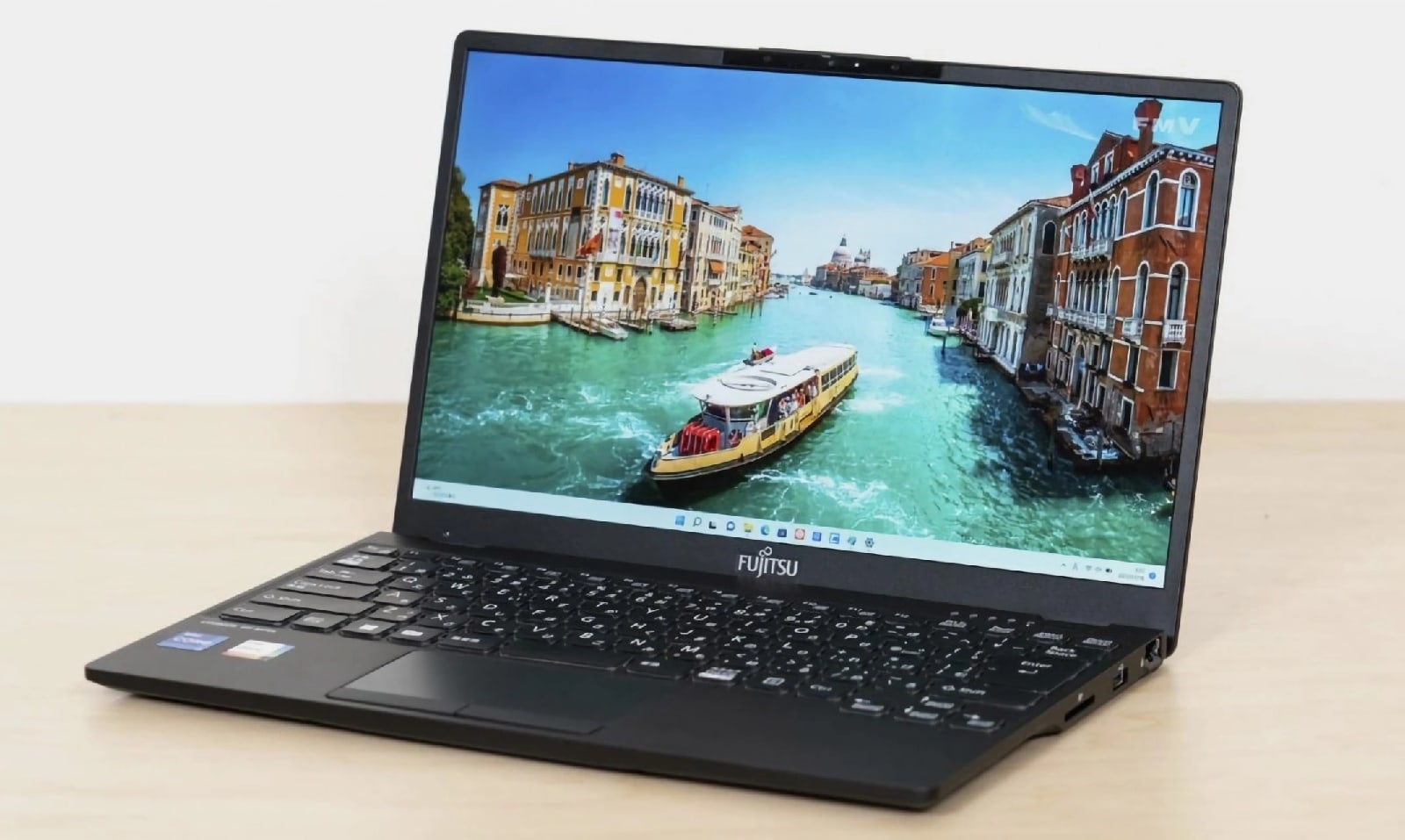 Компания Fujitsu представила самый легкий в мире 13-дюймовый ноутбук — Lifebook WU-X/G2 весом всего 634 грамма. 
