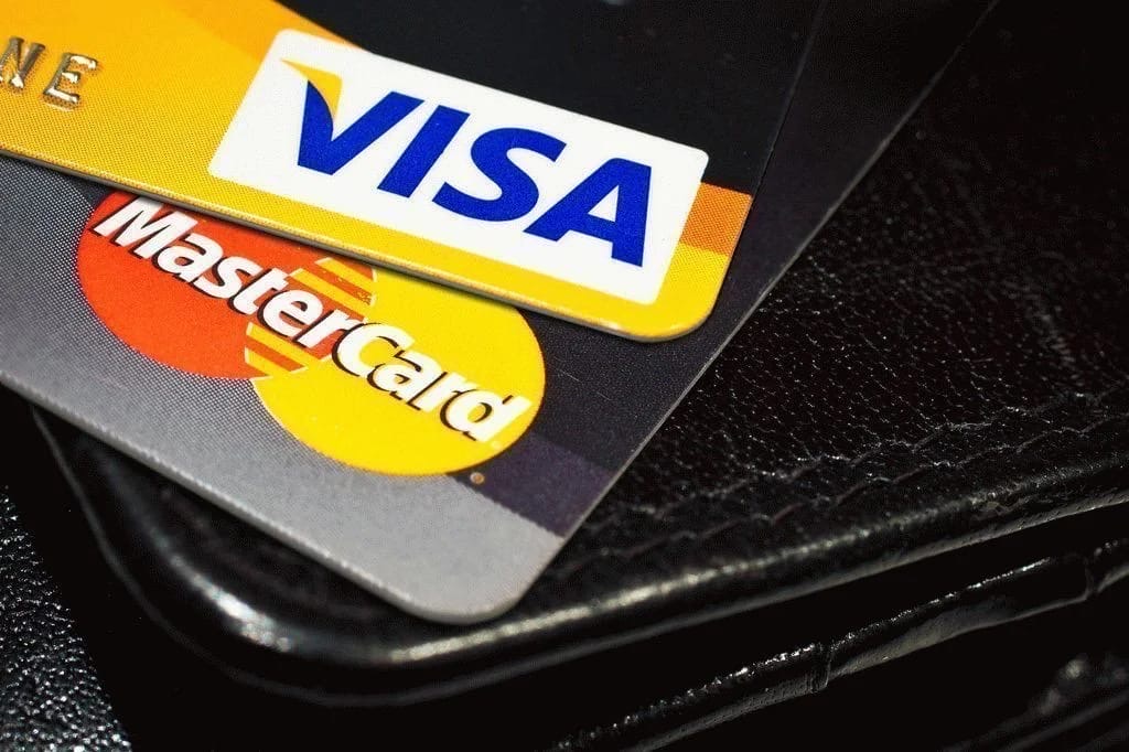 Mastercard и Visa приостанавливает все операции в России, как сообщается на сайтах платёжных систем. 