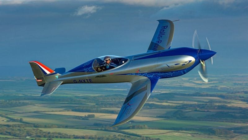 Электрический самолет Spirit of Innovation разработанный Rolls-Royce сумел набрать высоту 3000 метров за 202 секунды и достиг скорости в 623 км/ч в ходе испытательного полета, что является мировым рекордом.