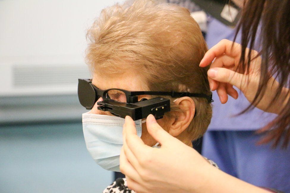 По сообщению BBC - 88-летней жительнице Британии вернули зрение с помощью имплантированного чипа, специальных очков и небольшого компьютера. 