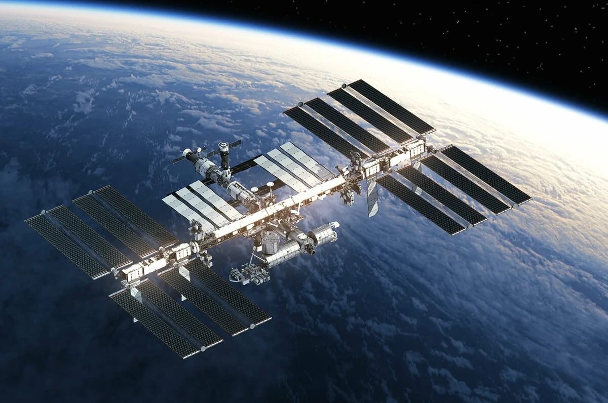 Согласно последнего отчёта NASA - МКС могут уничтожить в 2031 году, по причине того, что оборудование и материалы корпуса станции значительно устарели и не выполняют своего предназначения.
