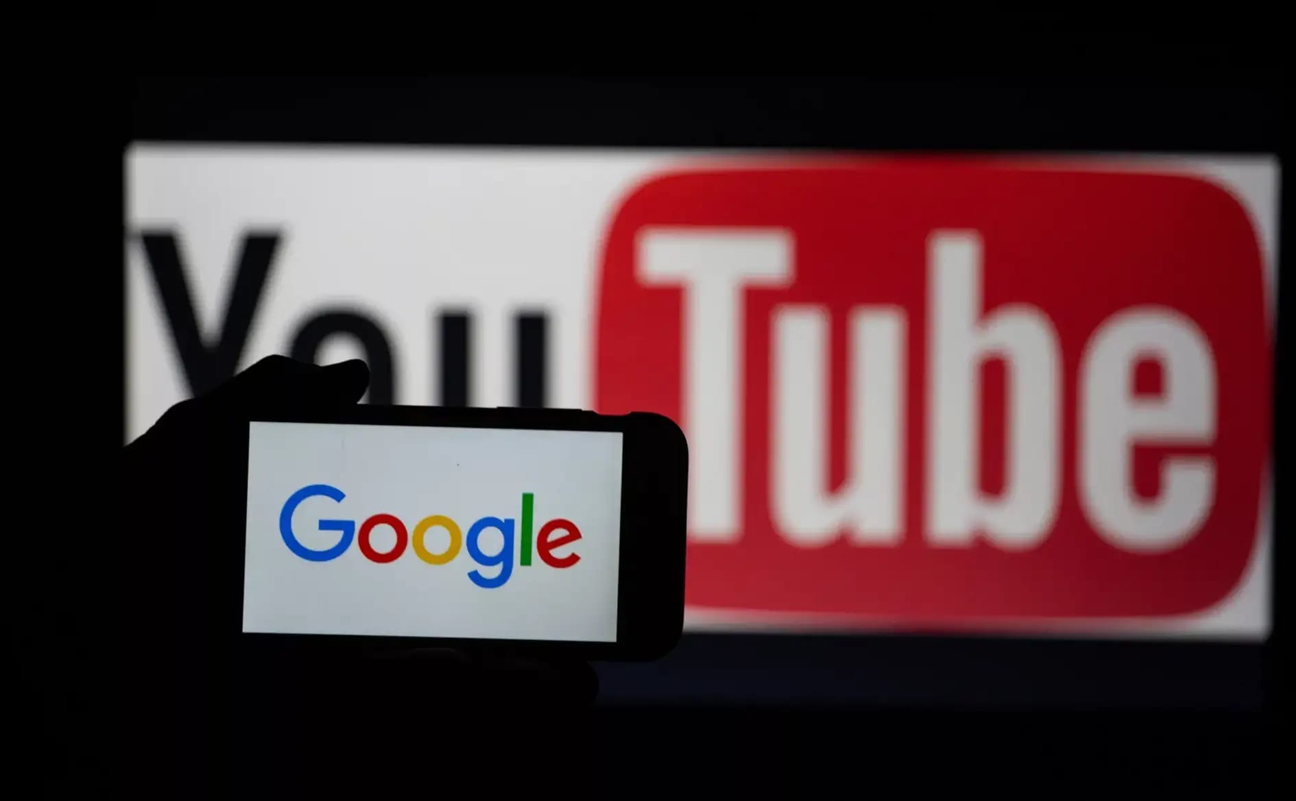 По сообщению Reuters - Google приостановил в России продажу контекстной рекламы на своих платформах: на самом поисковике и на видеохостинге YouTube.