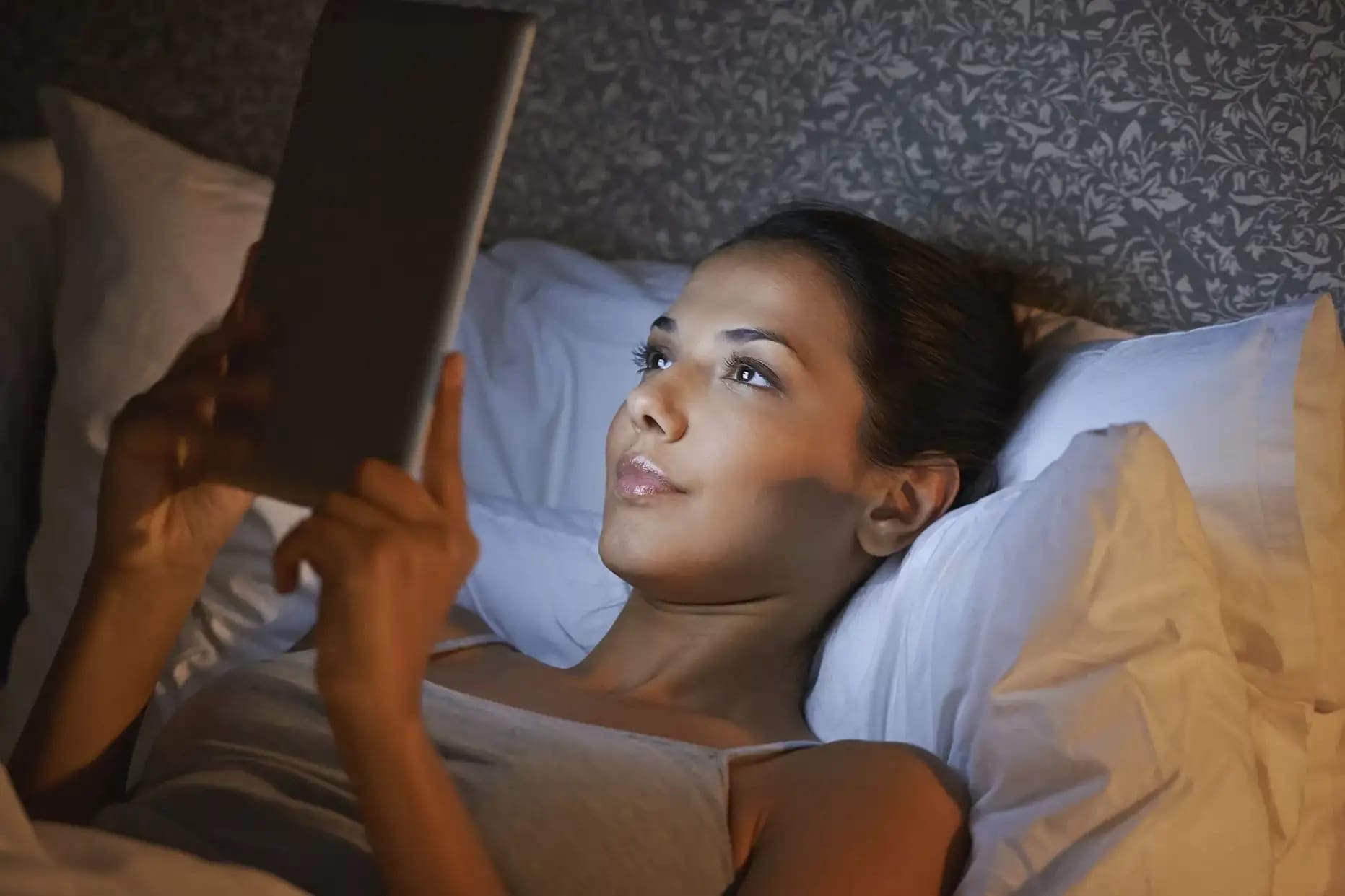 Учёные доказали, что просмотр телевизора, прослушивание музыки или использование смартфона за полчаса до сна не оказывает негативного воздействия на его качество. 