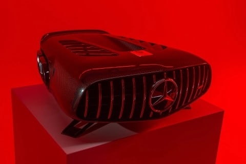 Компания iXOOST представила беспроводную колонку AMG Performance Luxury Audio, выполненную, в стиле спорткара Mercedes-AMG: