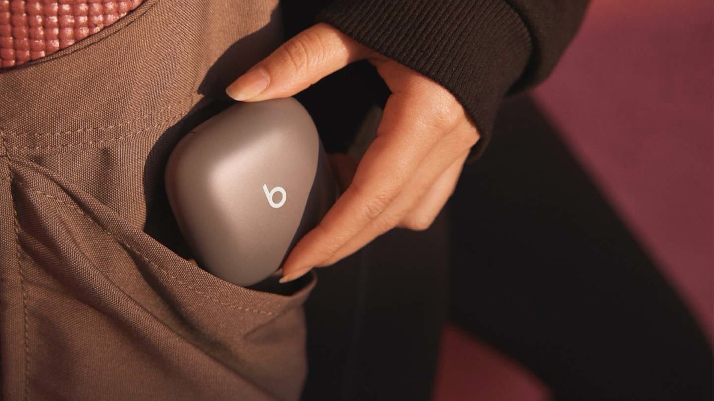 Apple представила наушники Beats Fit Pro.