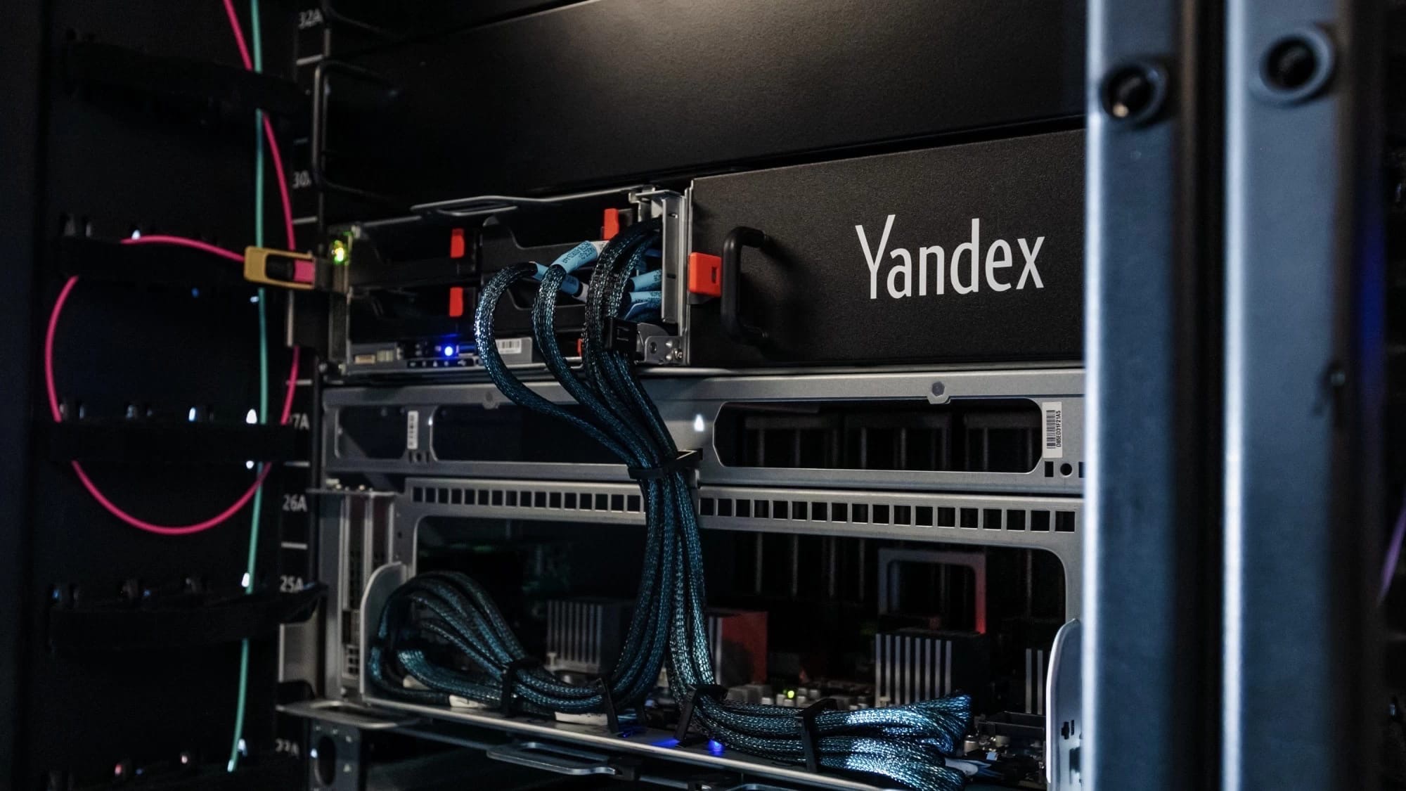 «Яндекс» выпустила первую партию серверов, произведённых в России.