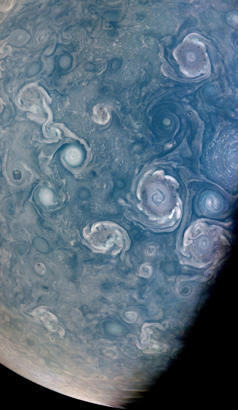 Ловите фото штормов на Юпитере с космического аппарата Juno.