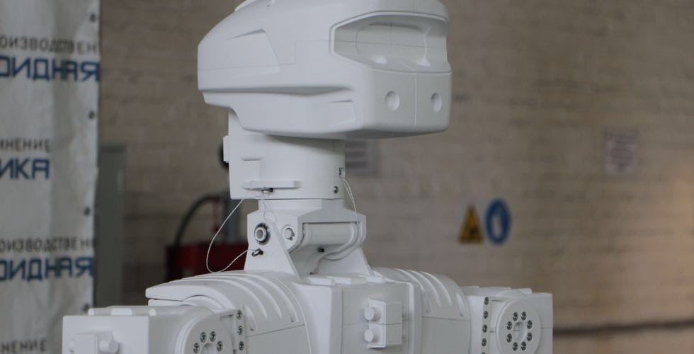 Роскосмос показал прототип человекоподобного робота «Теледроид», задачей которого будет выполнение операций в открытом космосе, что позволит сократить пребывание человека в агрессивной среде. 