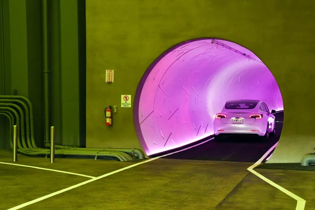 Власти округа Кларк в штате Невада одобрили планы компании Илона Маска Boring Company по строительству системы подземных тоннелей для скоростного транспорта в Лас-Вегасе, которая получила название Vegas Loop.
