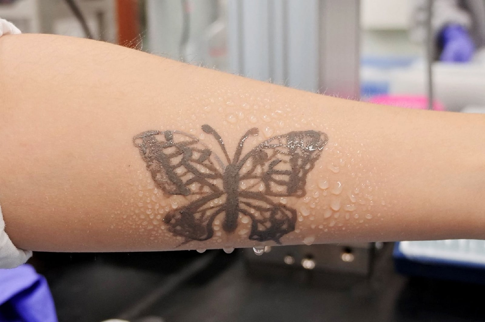 Корейские ученые показали электронные чернила для татуировок, выполненные из жидкого металла и нанотрубок, которые могут следить за состоянием здоровья владельца.