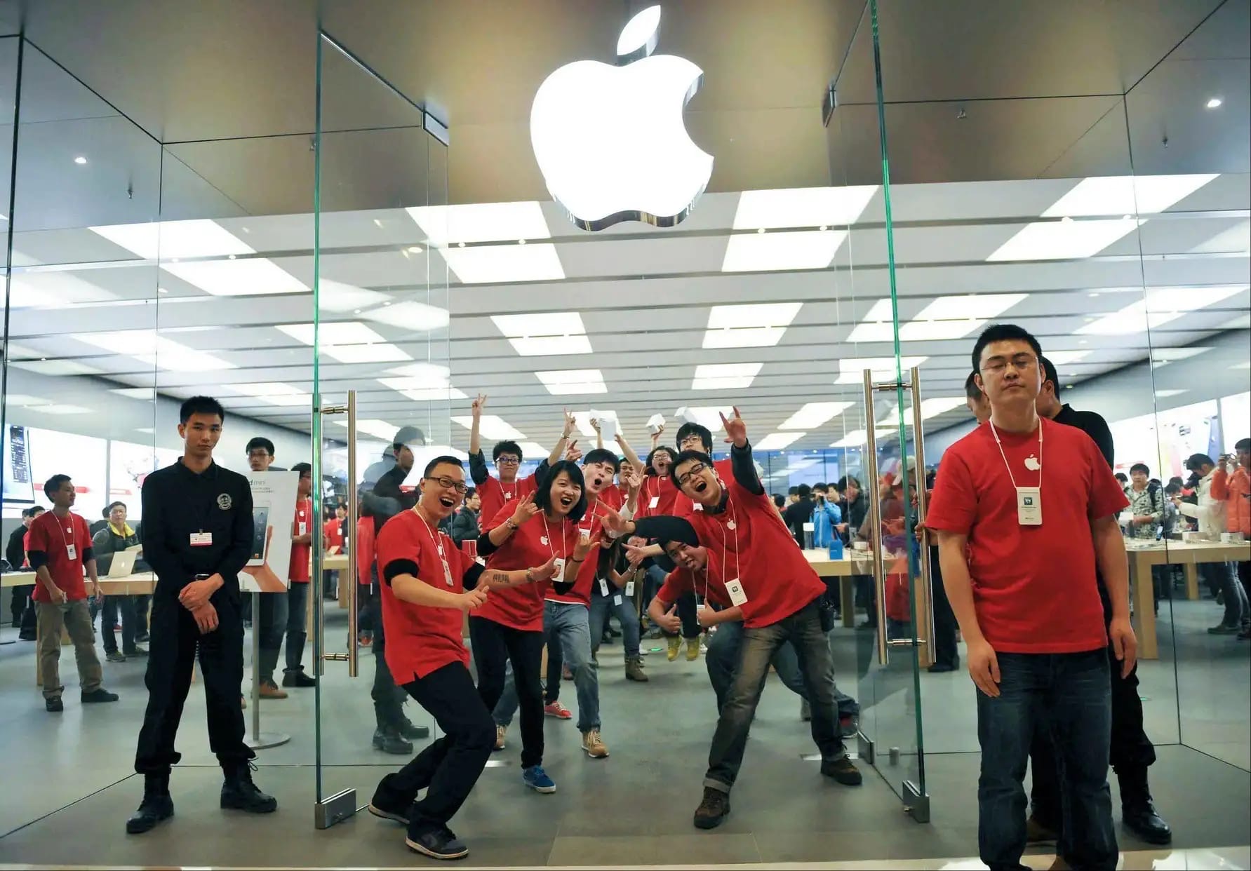 По данным исследовательской компании Counterpoint Research - Apple впервые за шесть лет стала лидером рынка смартфонов в Китае.