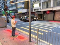 В Гонконге придумали специальные светофоры, которые будут проецировать красный свет прямо на головы тех пешеходов, что не отрывают глаз от смартфонов.