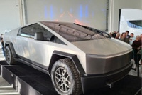 Tesla представила предсерийный Cybertruck без дверных ручек.