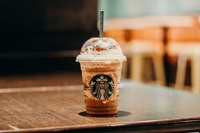 Новыми владельцами бизнеса Starbucks в России станут основатель Pinskiy&Co Антон Пинский, Тимати и компания «Синдика» сенатора Арсена Канокова.