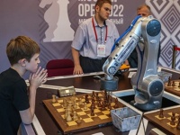 В ходе международного шахматного форума Moscow Chess Open робот-шахматист Chessrobot сломал палец 7-летнему Кристоферу, числящемуся в топе-30 сильнейших шахматистов Москвы в возрасте до 9 лет. 
