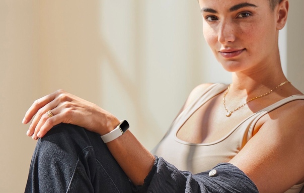 Fitbit, принадлежащий Google, представил стильный фитнес-браслет Luxe. 