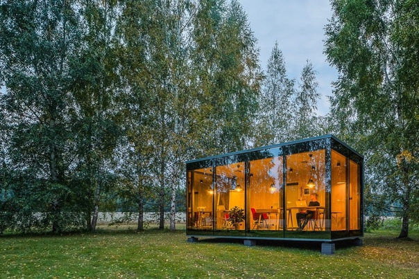 По причине не кончаемой пандемии, эстонский стартап ÖÖD, предлагает компактные офисы-коробки, минималистичного дизайна, которые можно установить практически в любом месте — на заднем дворе частного дома или где-нибудь на природе. 