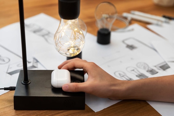 На Kickstarter представили интересную настольную лампу Gravita. 