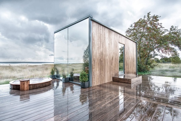 По причине не кончаемой пандемии, эстонский стартап ÖÖD, предлагает компактные офисы-коробки, минималистичного дизайна, которые можно установить практически в любом месте — на заднем дворе частного дома или где-нибудь на природе. 
