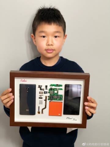 Глава Xiaomi Лей Цзюнь рассказал на своей странице в Weibo о 9-летнем мальчике из Китая, который разобрал старый смартфон Redmi 1 и поместил его комплектующие в рамку, создав оригинальную «картину». 