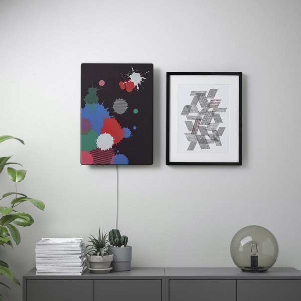 IKEA совместно с брендом Sonos выпустила колонку Symfonisk в виде картины с рисунками от художницы Дженнифер Идризи. 