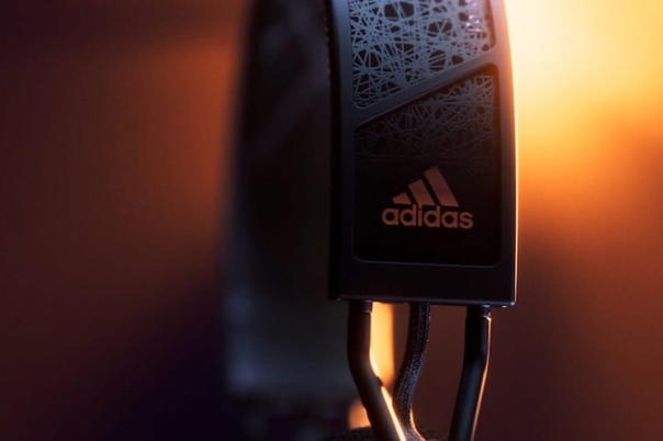 Adidas совместно с Zound Industries разрабатывает оригинальные наушники с солнечными батареями.