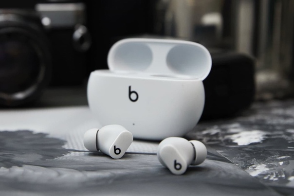 Apple представила беспроводные наушники Beats Studio Buds. 