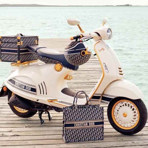 Dior и итальянский производитель скутеров Vespa представили эксклюзивный и модный мотороллер - Vespa 946 Christian Dior. 