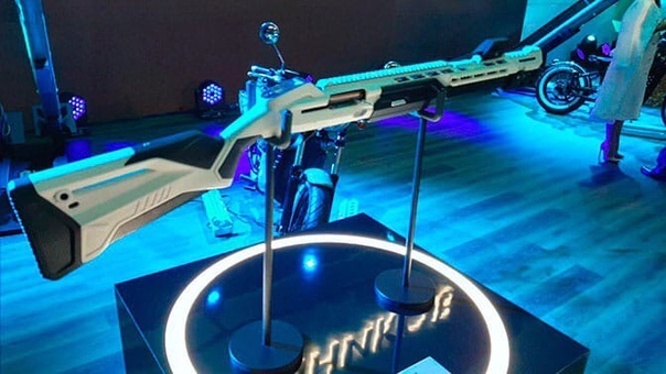 Концерн «Калашников» выпустил умное ружье - МР155 Ultima с модульной конструкцией, которая может изменяться под нужды клиента, а также в нем есть бортовой персональный компьютер на базе Android. 