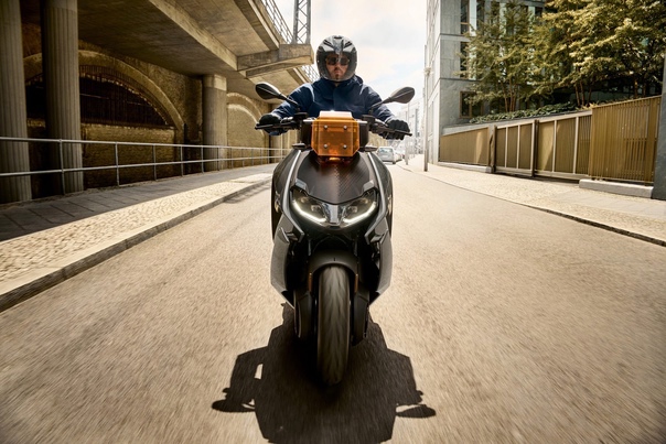 BMW объявила о запуске серийного производства футуристичного электрического скутера для повседневных городских поездок - CE 04.