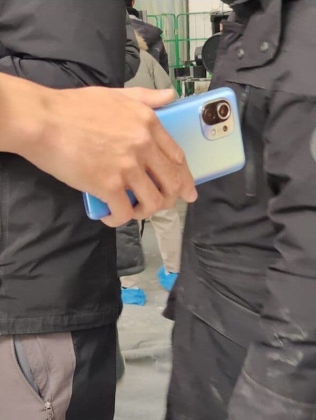 В сети появились «живые» фото смартфона Xiaomi Mi 11, скорее всего фотомонтаж, но показать-то надо: