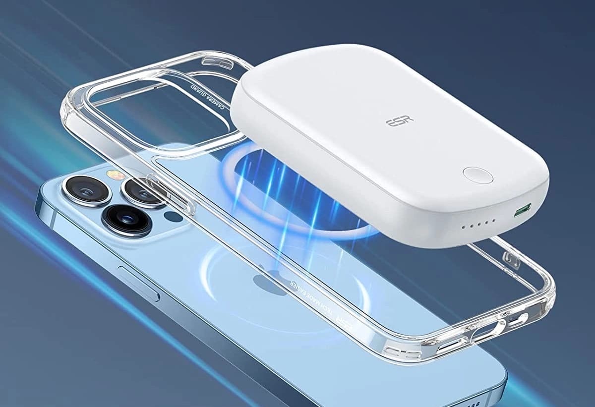 Компания ESR представила MagSafe-пауэрбанк, который может заряжать сразу два смартфона (айфона) одновременно - беспроводным способом и по кабелю. 