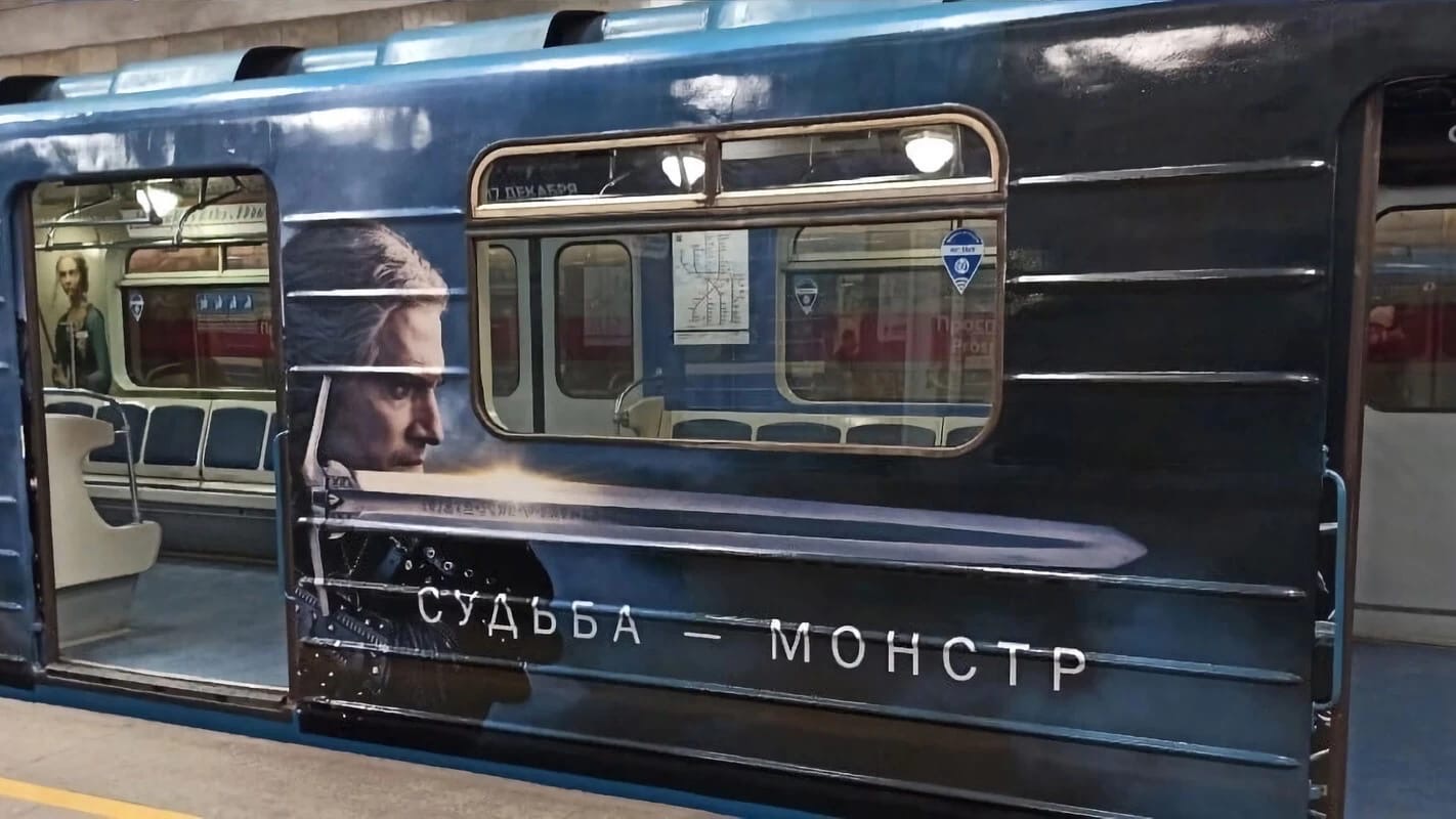 Netflix подготовила необычный маркетинговый ход к премьере второго сезона «Ведьмака». В Сибири расположили гигантский логотип сериала на заснеженном склоне горнолыжного курорта.