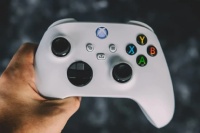 По сообщению издания VentureBeat в течение ближайших 12 месяцев Microsoft выпустит приставку для стриминга игр через облачный сервис Xbox Cloud. 