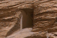 На фотографии, сделанной ровером Curiosity на поверхности Марса заметили нечто похожее на дверной проём. 
