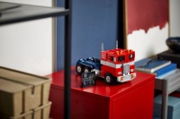 LEGO представила новый набор «Оптимус Прайм», с возможностью трансформироваться в грузовик.