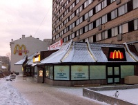 CNBC сообщает, что сеть ресторанов быстрого питания McDonald’s понесла убытки в размере 127 млн долларов из-за закрытия заведений на территории России и Украины. 