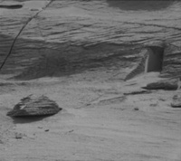 На фотографии, сделанной ровером Curiosity на поверхности Марса заметили нечто похожее на дверной проём. 