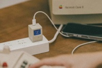 На Indiegogo появился адаптер питания в стиле первого Macintosh - Retro 35 GaN Charger: