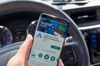 В интерфейсе мобильного приложения Android Auto появилось предупреждение о прекращении поддержки фирменной автомобильной платформы на смартфонах, а пользователям придётся перейти на альтернативное программное решение.