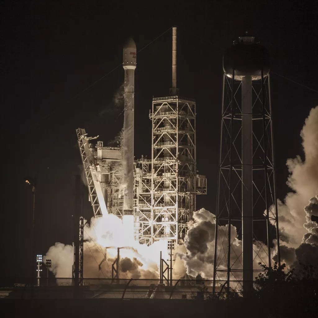 Немного космоса на ночь глядя: ракета SpaceX эффектно сгорела в атмосфере.