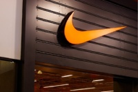 Nike уходит из России, не продлив соглашение с Inventive Retail Group (IRG), которой принадлежит самая большая в стране сеть магазинов. 