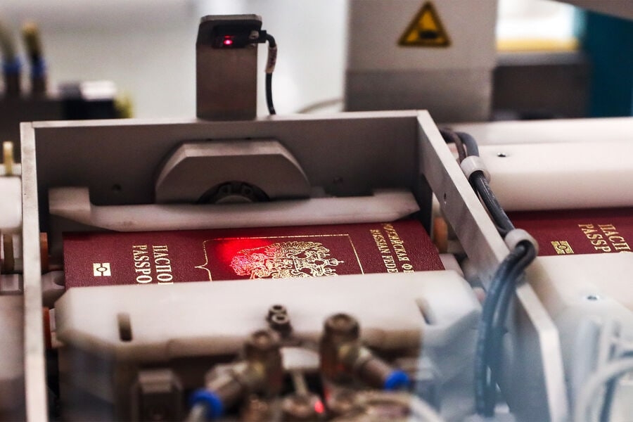В МИД России объявили, что временно останавливают выдачу биометрических загранпаспортов выпускаемых сроком на 10 лет по причине — «необходимость переформатирования электронного носителя». 