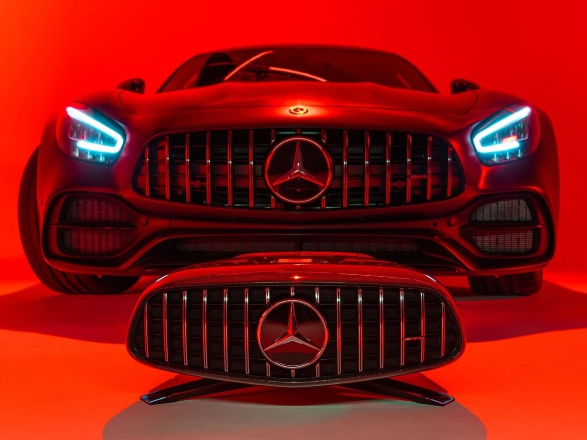 Компания iXOOST представила беспроводную колонку AMG Performance Luxury Audio, выполненную, в стиле спорткара Mercedes-AMG: