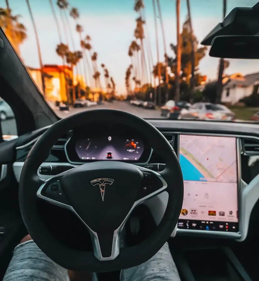 Американские журналисты выяснили, что Tesla удалила рулевой чип из некоторых автомобилей, по причине глобальной нехватки полупроводников и для того, чтобы достичь своих целей по продажам в четвёртом квартале прошлого года.